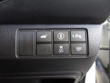 パーキングセンサーや横滑りを防ぐVSA等のスイッチ類は運転席の右側、手の届きやすい位置にあります。