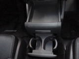 運転席からも助手席からも使いやすい位置に引き出し式ドリンクホルダーとスマホなどを置けるトレイを配置。