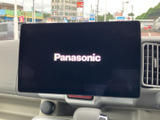 大きく見やすい画面を備えたナビ・オーディオで、目的地の確認や音楽選びを行いやすい構成です。画面の表示がはっきりしており、日常の移動やお出かけをサポートする装備です。