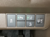 ハンドルの右側にはヘットライトリベライザーとHondaセンシング用のメインスイッチがついています。ヘッドライトリベライザーは道路状況や積荷の加重に応じてライトの高さを調節できます。