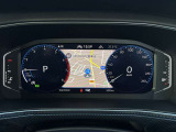【Digital Cockpit Pro】基本の速度計とタコメーターの表示に加え、中央にドライビングデータやマップなどを少ない視線移動で視認できます。