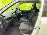 前席には運転席と助手席が並び、シートや足元まで見渡せる落ち着いた室内です。窓からの視界も確保され、助手席に乗る方もゆったりと過ごせる空間。日常の移動に親しみやすい印象です。