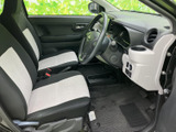 明るい色を組み合わせたシートが、運転席まわりに軽やかな印象を添えます。前方の視界も確保され、座った際に周囲を見渡しやすい空間。足元もすっきりとしています。