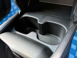 【ドリンクホルダー】運転席と助手席の間にあります♪