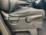 シートハイトアジャスターを装備!運転席の座面の高さを体格やお好みに合わせて調整できます。より自然な運転姿勢を取りやすく、前方の見やすさを調整できるのも嬉しいポイントです。