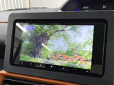 映像を画面いっぱいに表示でき、停車中にテレビ番組や映像を視聴して過ごせます。目的地での待ち時間などにも活用でき、車内でのひとときを楽しめる装備です。