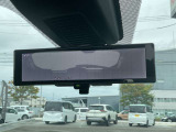 【インテリジェント ルームミラー】後方のカメラ映像をミラー面に映し出して。クリアな後方視界を確保します。