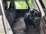 運転席と助手席は、前方からの視界が広く、周囲を確認しやすいレイアウトです。シートには落ち着いた色合いとアクセントのステッチを採用。足元にもゆとりがあり、日々の移動を快適にお過ごしいただけます。