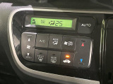 【オートエアコン】一度お好みの温度に設定すれば、車内の温度を検知し風量や温度を自動で調整。暑い&hellip;寒い&hellip;と何度もスイッチ操作をする必要はありません。快適な車内空間には必須の機能ですね♪