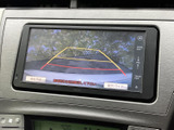 後方の映像にガイド線が表示され、駐車時に車両と周囲との距離感を確認する目安になります。切り返しや車庫入れの際に後ろの様子を画面で確かめられ、日常の駐車をサポートします。