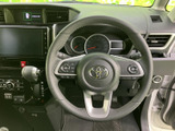 運転席まわりにはステアリングやメーター、センターパネルがまとまり、必要な情報や各種操作部に目を向けやすい配置です。日々の運転時も視線移動を抑えやすく、使い勝手に配慮されています。
