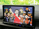 画面にテレビ番組が表示され、停車中に映像を視聴して過ごせます。待ち時間のひとときに活用できる装備で、画面上には番組の映像や字幕も表示され、内容を確認しやすい仕様です。