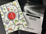 メンテナンスノート、取扱説明書ですね。 車の情報が凝縮されています。 車の整備記録が記載されている大事な物ですよ。