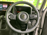 握りやすい形状で手になじみ、運転姿勢を保ちやすいステアリングです。手元には複数のスイッチが配置されており、視線を大きく移さず必要な操作にアクセスしやすい点も魅力です。