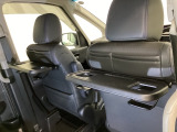 運転席・助手席の背もたれには、2列目シート用にカップホルダー付きの「格納式のシートバックテーブル」を装備しています。休憩時のちょっとした時間などカップを置いたり、小物置きに使えて便利です。