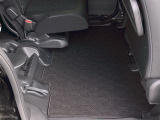 2列目シートにはチップアップ機構も装備されてますので背の高い荷物を載せる際に大変重宝しますよ!(^^)!