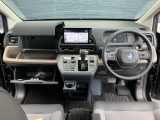 運転席周りです。カップホルダーや小物の収納などは必須ですよね!!使い勝手の良いつくりになっております!!