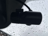 ドライブレコーダーは運転時はもちろんのこと、駐車場内でエンジンを切っている時でも当たった振動を元に電源が自動で入るので当て逃げ防止にもなります。