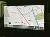 周辺の道路や地名が地図上に表示され、現在地を確認しながら目的地へのルートを検討できます。縮尺やメニューも画面にまとまり、行き先の確認に便利です。