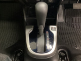 CVT車のセレクトレバーです。低速から高速まで、変速ショックのないスムーズな走りを実現するとともに、エンジン効率のよい領域を維持することで燃費にも貢献します。