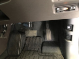 【運転席】アクセル、ブレーキはこのようになっております。