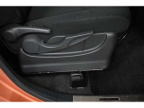 運転席シートリフター装備!シートの上下調整で運転操作の視界を確保できます。