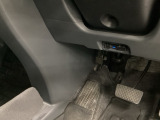自社整備工場で点検整備をおこなってからお渡ししています。車検が残っている場合は『12ヶ月点検整備』を、車検整備付きの場合は『車検整備』をおこないます。整備費用は車両本体価格に含まれています。
