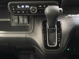 CVT車のセレクトレバーです。低速から高速まで、変速ショックのないスムーズな走りを実現するとともに、エンジン効率のよい領域を維持することで燃費にも貢献します。