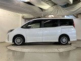 助手席側は電動スライドドアになってます。運転席やキーのリモコンで開閉できるので手が塞がっていても楽に積み降ろし出来ますよ。