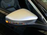 《電動格納式ドアミラー》 電動で開閉できる仕様になっています。