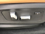 電動シートはメモリー機能を備えており、シートおよびドア・ミラーの位置を記憶することができます。