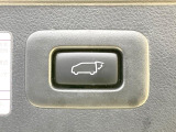 【パワーバックドア】スマートキーや運転席のボタンを押すだけでリアゲートが自動で開閉します!荷物を持っている時や、高い位置にあるバックドアを閉める際に便利な機能です♪