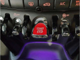 MINIの内装はとにかく『円』に拘ったデザインコンセプトが一目で伝わってきます。これほど円形に拘った車は他に御座いません。伝統のデザイン、トグルスイッチなど遊び心のある内装で御座います。