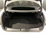 トランク容量は同一他社車両より広く、旅行やゴルフ等様々な場面で役立ちます。