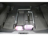 ラゲージスペースには床下収納を備えています。洗車用品などを入れておけて便利ですよ。スペース内にパンク修理キットを装備しています。最近は未使用のまま廃棄となるスペアタイヤが多いので、エコですね。