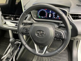 手元に複数のスイッチが配置され、ステアリングから各種機能を扱えます。運転姿勢を保ったまま手元で操作しやすく、日々の運転をサポートしてくれる装備です。