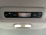 後席も車内の温度管理がワンタッチで簡単に出来るのがオートエアコンです。これでいつでも快適ドライブが出来ます!