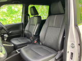 運転席と助手席が並ぶ前席は、座面と背もたれに異なる表情を持たせた仕立て。窓からの見通しも確保され、乗る方それぞれが落ち着いて過ごせる空間です。
