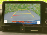 後方の様子とガイドラインを画面で確認でき、駐車時の車庫入れをサポートします。周囲の安全を直接確認しながら活用できる、日常の取り回しに役立つ装備です。