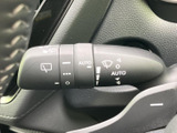 レバーに各種マークやAUTOの表示があり、操作内容を確認しやすい仕様です。手元で設定を切り替えられるため、天候に応じて使い分ける際にも分かりやすく、日常の運転に役立ちます。