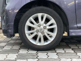 純正アルミホイール。タイヤサイズは155/65R14です。