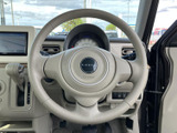 握りやすい形状のステアリングで、運転席から自然に手を添えられます。前方のメーター類も確認しやすく、周辺スイッチを含めて運転時に扱いやすい位置にまとめられています。
