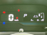 必要な運転情報をひと目で確認しやすい表示レイアウトで、速度やシフト位置などを把握しやすく、出発前や走行中の状況確認にも役立ちます。日々の運転を支える見やすさが魅力です。