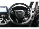 運転中もハンドルでの操作が可能です。特に高速道路等の目が離せない運転時には、便利さだけでなく、安全性も兼ね備えております。