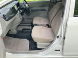 運転席と助手席が並ぶ前席は、明るい色合いで落ち着いた雰囲気。座面や背もたれの形状が身体を受け止め、前方を見渡しやすい視界も確保されています。日々の通勤やお出かけに心地よくお使いいただけます。