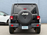 JEEPエンブレムが輝く後姿は見とれてしまうほど魅力的!