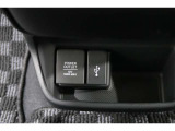 スマートフォンなどの音楽再生が可能なUSB接続ジャック装備車両です♪♪♪