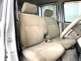 運転席まわりには十分なスペースがあり、大柄な方でもゆったり運転していただける環境です。