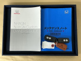 メンテナンスノート【点検整備記録簿・保証書】、取説も揃ってます。スマートキーはバッグなどにしまったままボタン操作でエンジン始動・停止やハイブリッドシステムの起動や停止ができて大変便利です