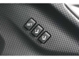 運転席のシートポジション(前後スライド、座面の上下・前後角度、リクライニング角度など)に加え、左右のドアミラーの角度も記憶させることができます。